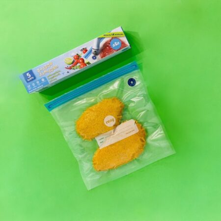 ქათმის ფილე იზის დიდი ზომის მრავალჯერად ვაკუუმ პარკში